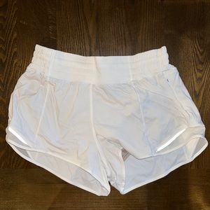 Lululemon Hotty Hot High- Rise lined short 2.5”